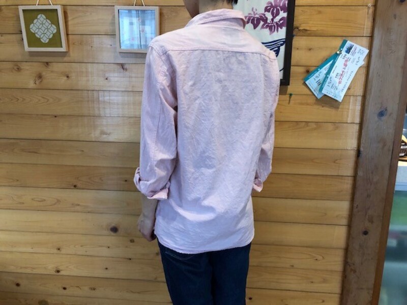 ワークマンの「シャンブレー長袖シャツ」の丈の長さ。身長160cmほどの女性着用