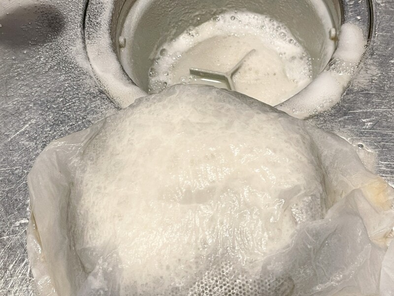 重曹と酢をあわせることで発泡し汚れを浮かしてくれる