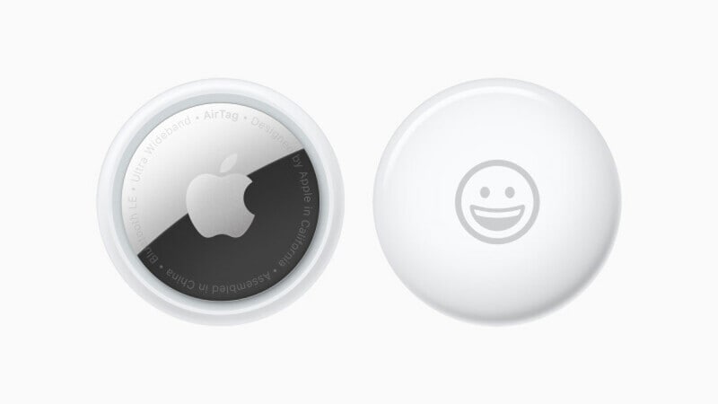 アップルの忘れ物防止タグ「AirTag」。iPhoneと接続して貴重品の紛失防止に役立てられるほか、位置を追跡する機能も備わっている