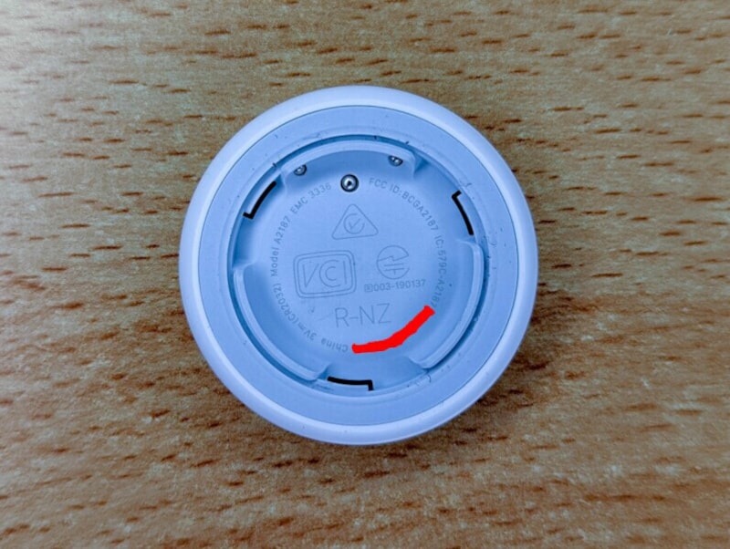 AirTagのバッテリーを外したところ。赤色の部分にシリアル番号が記載されている