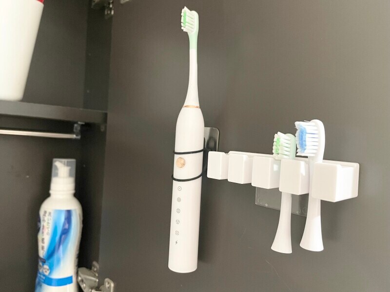 置き場所に困る電動歯ブラシもドア裏につけれる