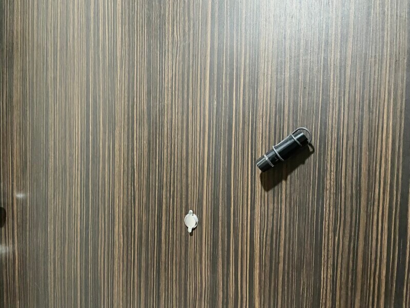 玄関ドアに付けると宅配受け取りの際に便利