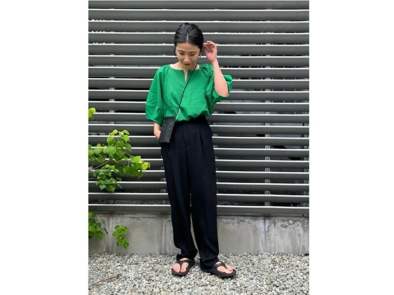 襟元のキーネックと、ボリューム袖が可愛いトップスも　出典：WEAR