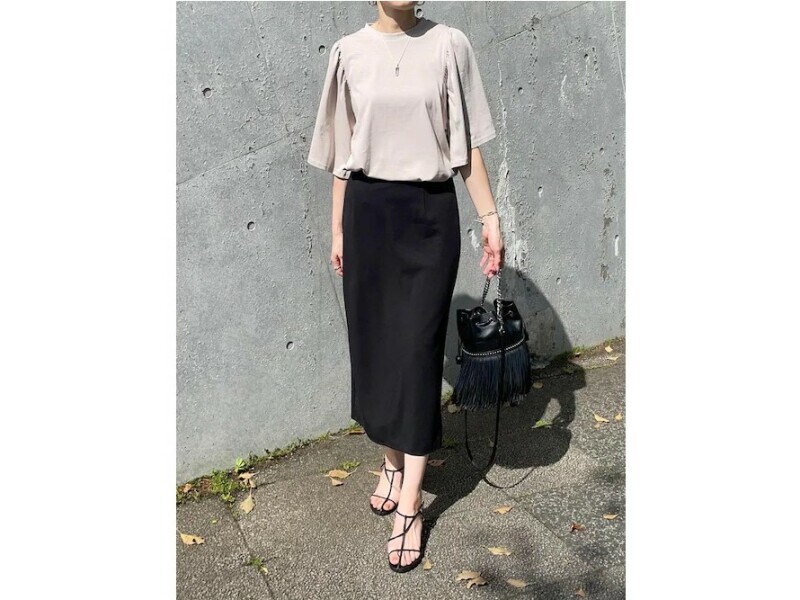 フェミニンにもカジュアルにも使えるTシャツがあると便利! 出典:WEAR