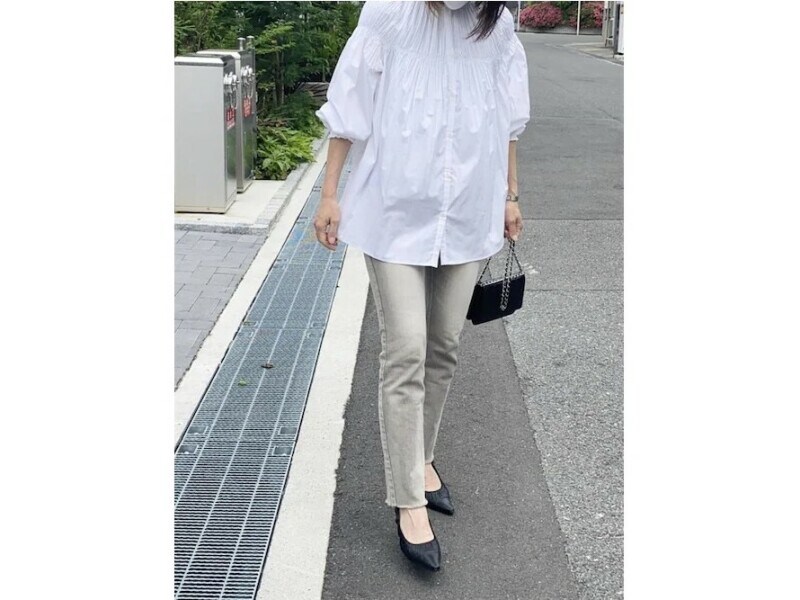 清潔感のある大人カジュアルコーデが楽しめる、甘めの白ブラウス 出典:WEAR