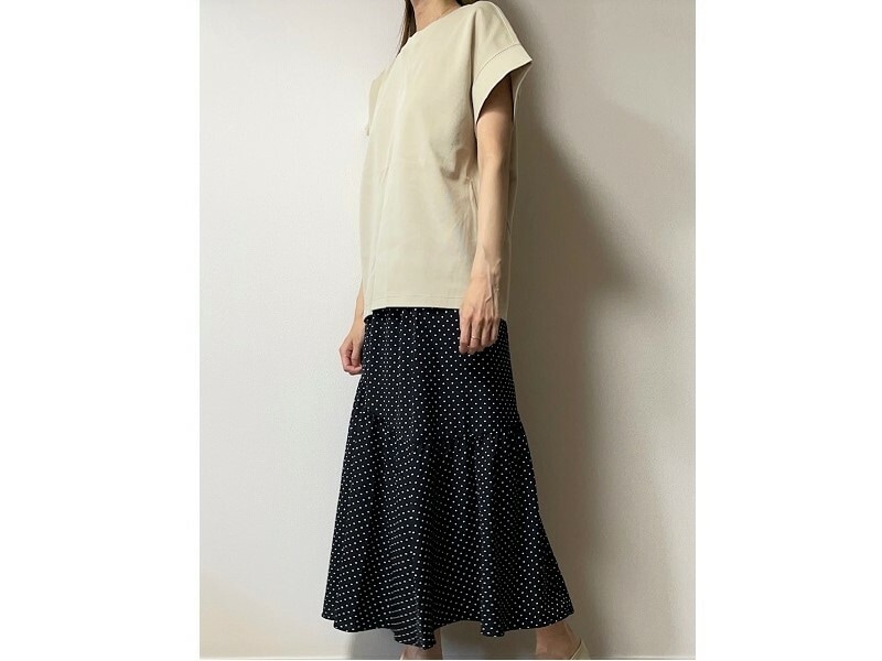 アシンメトリーに入った切替えのおかげで甘すぎない印象に