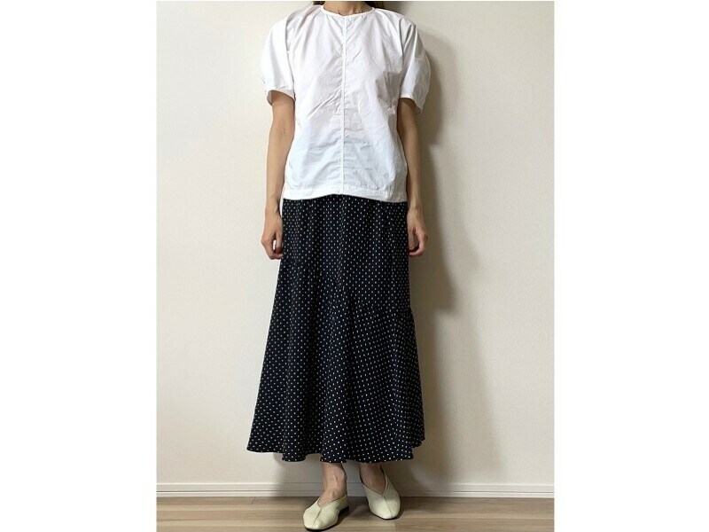 少し袖のふくらんだ白のコットンTブラウスで清潔感のある甘めモノトーンコーデに