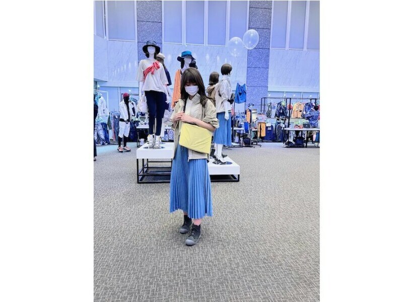 ジャケット、バッグ、スカート、シューズと全身ワークマンコーデ 出典:WEAR