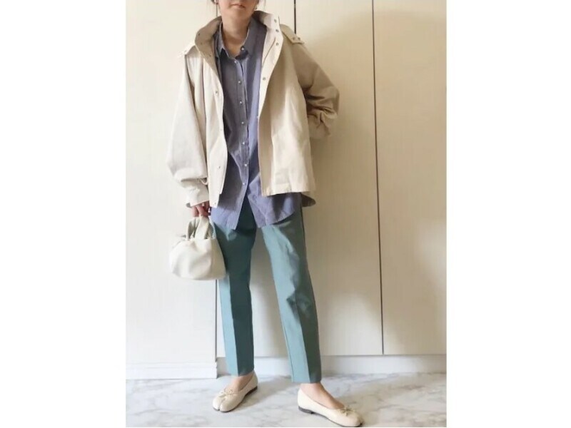 撥水加工がされているベージュのショート丈マウンテンパーカはとにかく万能 出典:WEAR