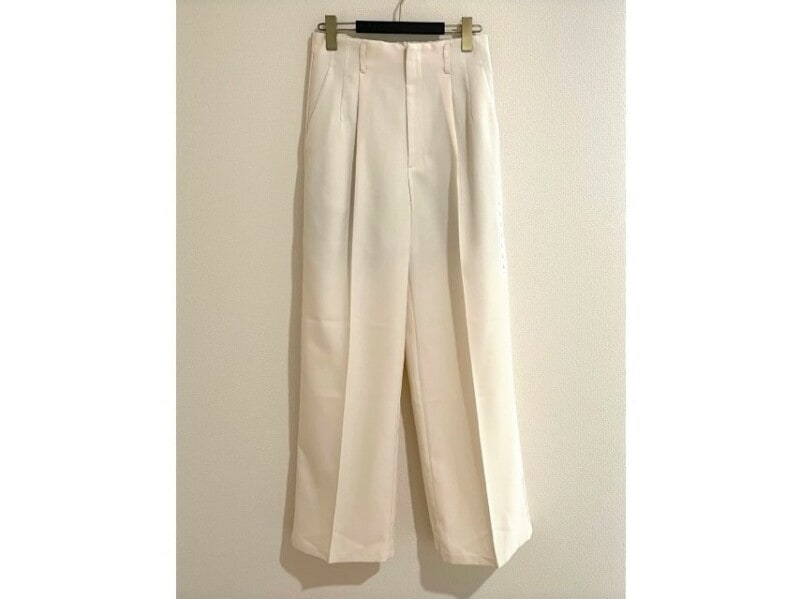 GU カラースラックス 1690円(税込)