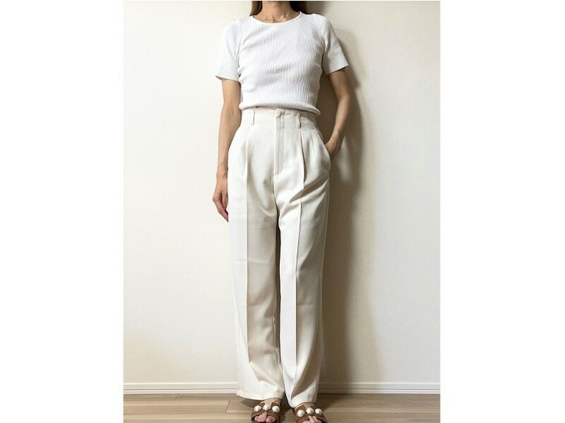 センタープレス入り&ハイウエストで脚長効果があり、きれいめなのも嬉しいポイント