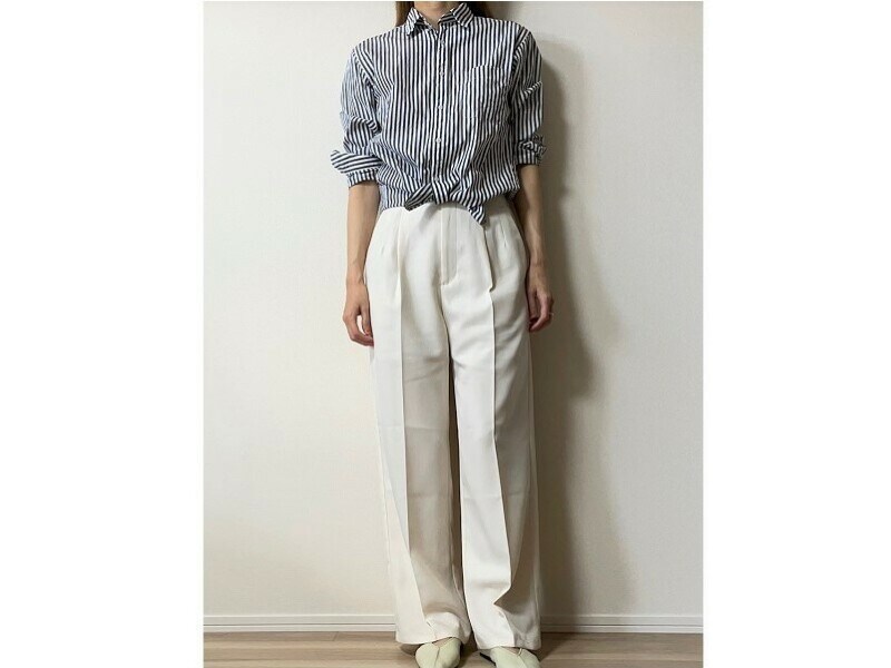 シャツの裾を軽く絞ると、ウエストのラインは出ない上、トップスを短く見せてくれるので脚長に
