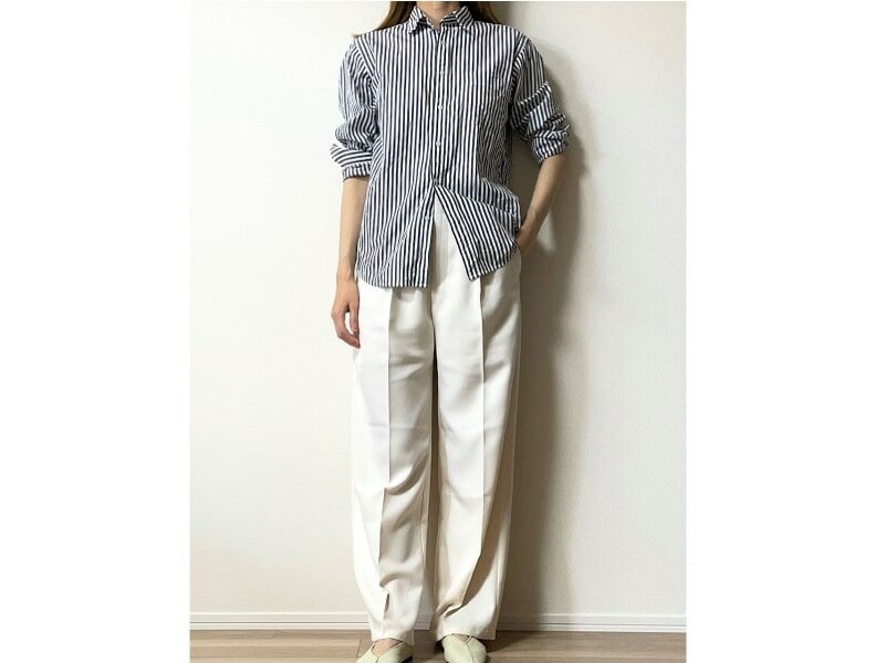 ハイウエストで腰まわりはすっきりしているので、長め丈トップスも相性よし