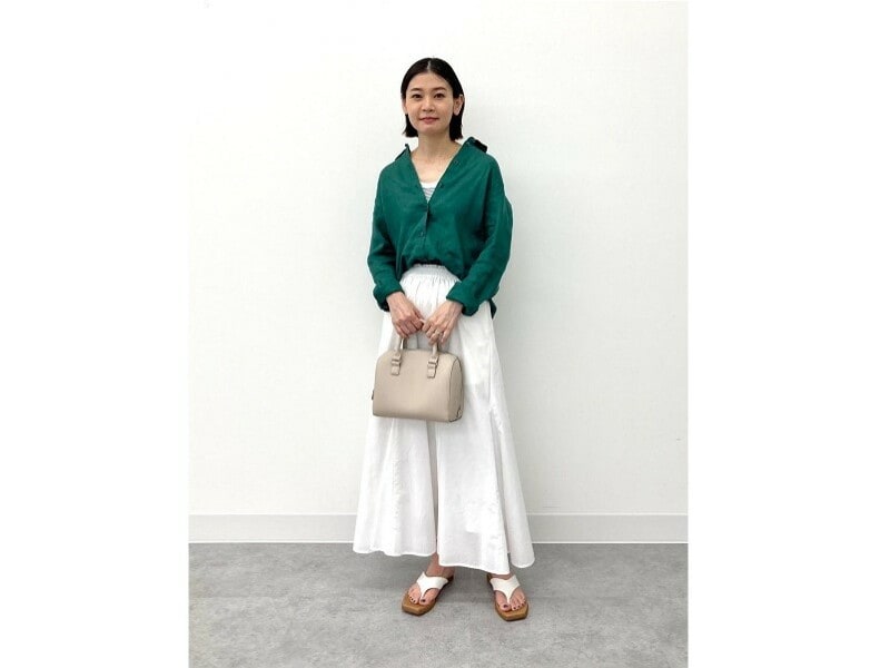 リネンシャツのフレッシュなグリーンが初夏の季節にぴったり　出典：StyleHint