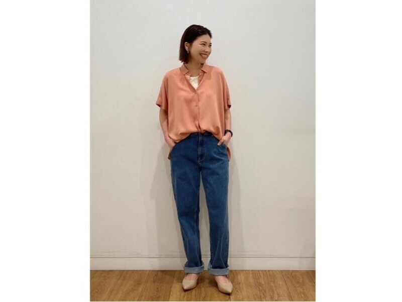 オレンジのレーヨンシャツはLサイズをゆったり着てこなれ感を　出典：StyleHint