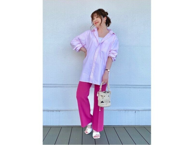 パンツを同系色のシャツと合わせて配色もトレンドを意識 出典:StyleHint