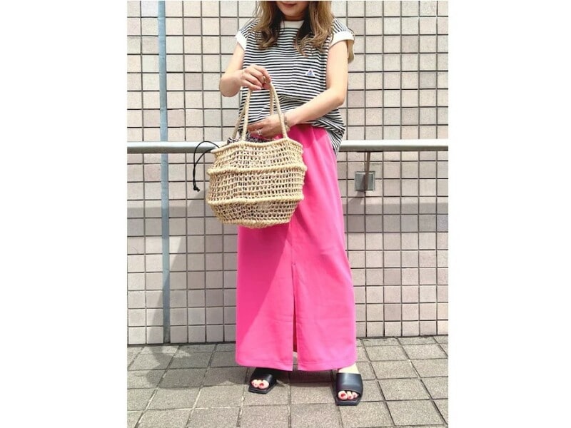 シンプルで合わせやすい「カラーミュール」はマスト 出典:WEAR