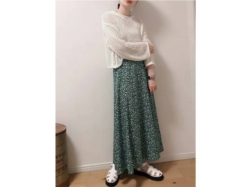ボリューミーなシルエットでロングスカートにも合うグルカサンダル 出典:WEAR