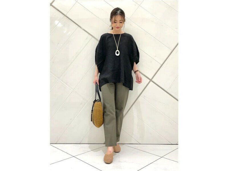 大きめのTシャツのように着まわせる黒のゆったりブラウスはおすすめ　出典：WEAR