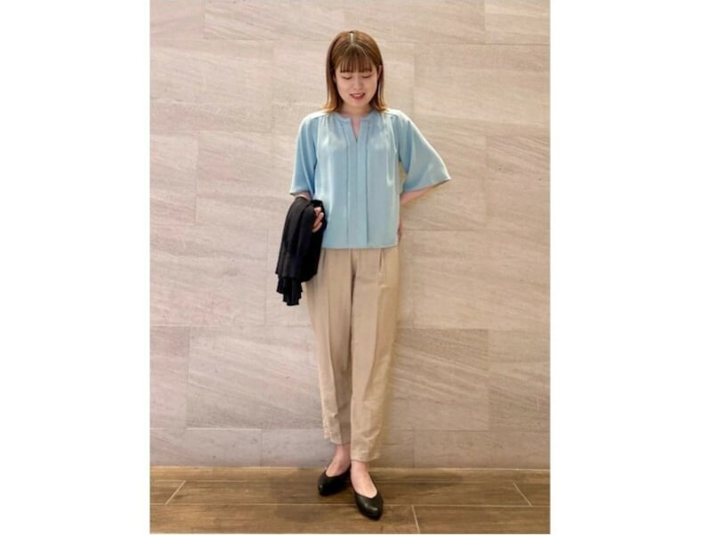 シンプルなボトムスをおしゃれに見せるきれい色ブラウス　出典：WEAR