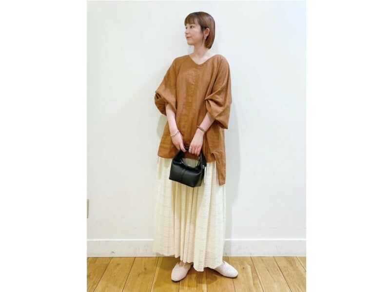 ロングスカートには柔らかな素材のブラウスを合わせると馴染みやすい　出典：WEAR