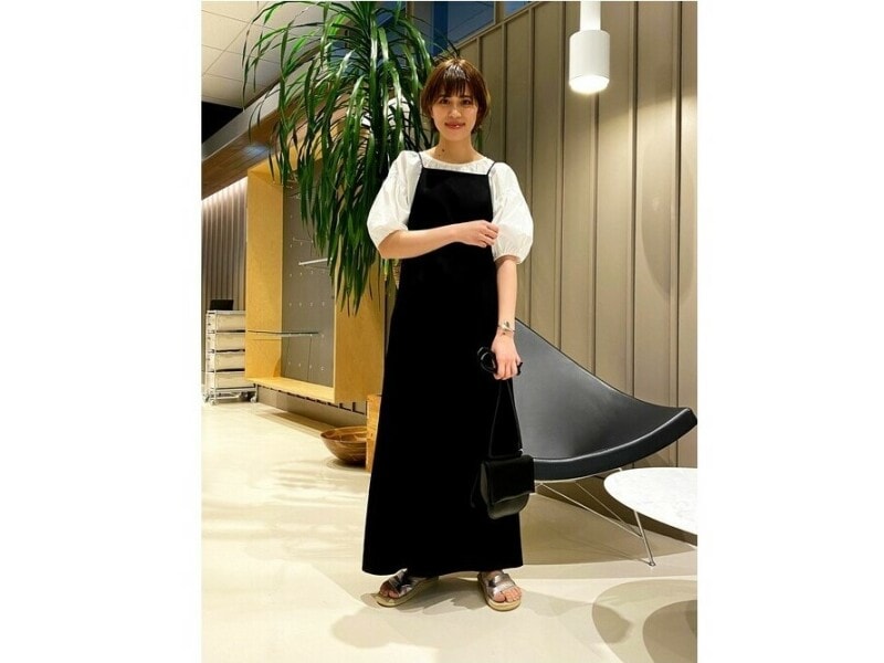 白ブラウスも白Tシャツの感覚で自由にレイヤードして　出典：WEAR