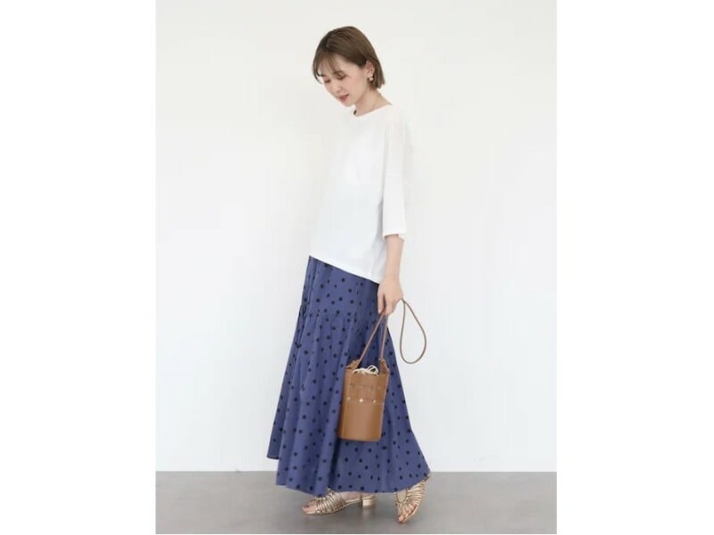 肩が落ちたドロップショルダーはより女性らしい印象に 出典:WEAR