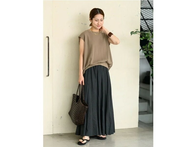 カジュアルなTシャツはベージュを選ぶとシックに見える 出典:WEAR