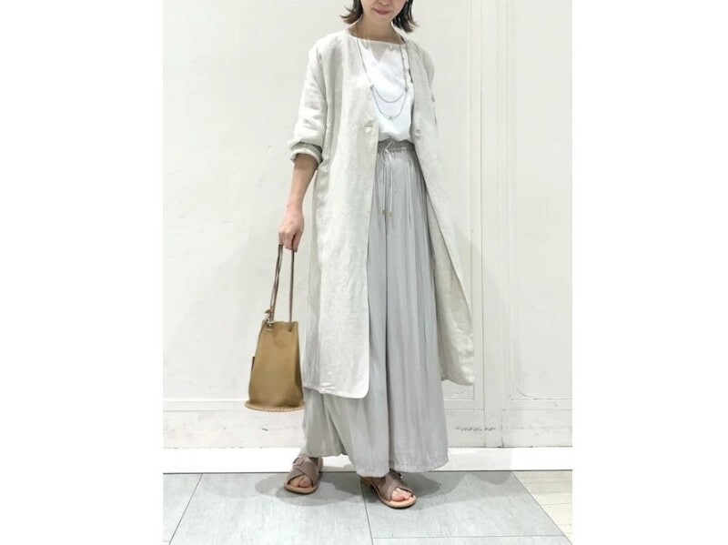 淡い色のロング丈のリネン混シャツコートは夏コーデにぴったり　出典：WEAR