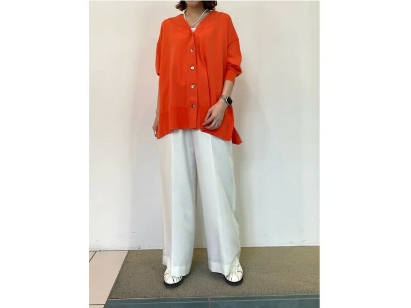 サンダルにはフルレングス丈のパンツを合わせて、なるべく足元を冷やさない工夫を　出典：WEAR