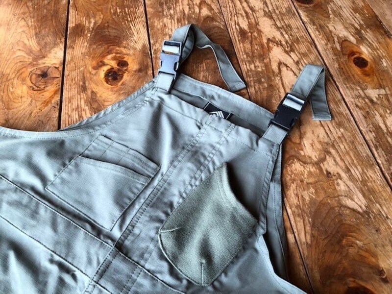 ワークマンの「レディースガーデニングサロペット」はポケットも多い