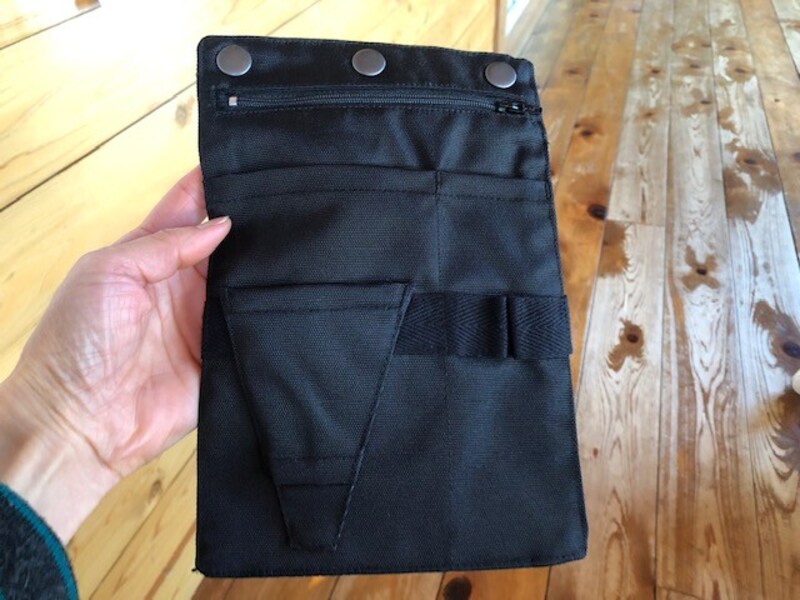 ワークマンの「レディースガーデニングサロペット」の小物ケース