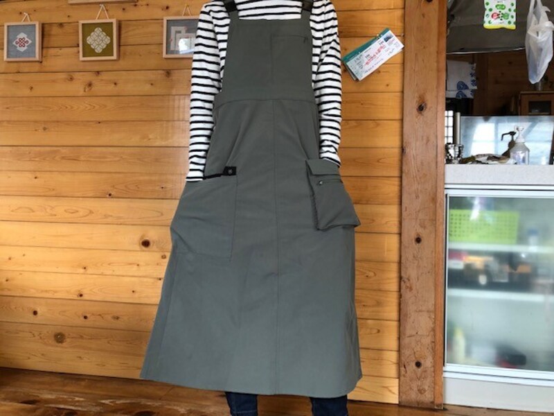 ワークマンの「ガーデニングサロペットスカート」