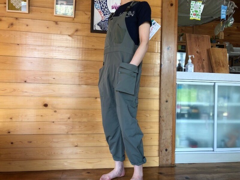 「レディースガーデニングサロペット」とTシャツで動きやすい服装に