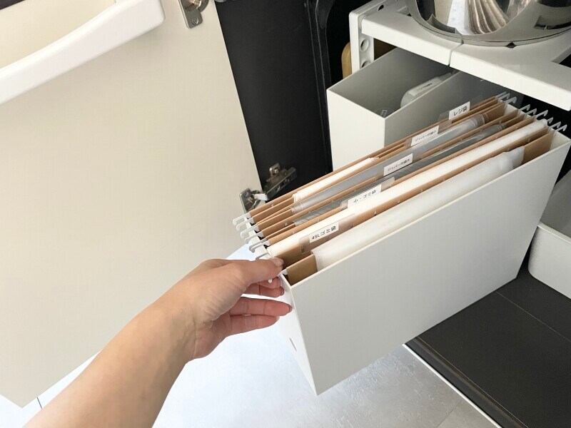 開き扉タイプのシンク下に収納した事例