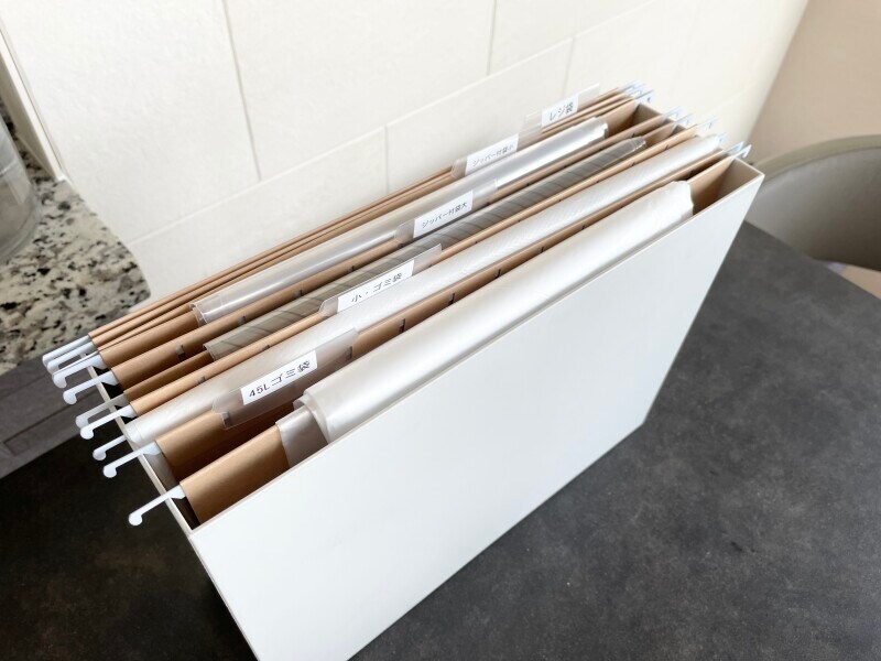 ファイルボックスとハンギングホルダーでゴミ袋をキレイに分類