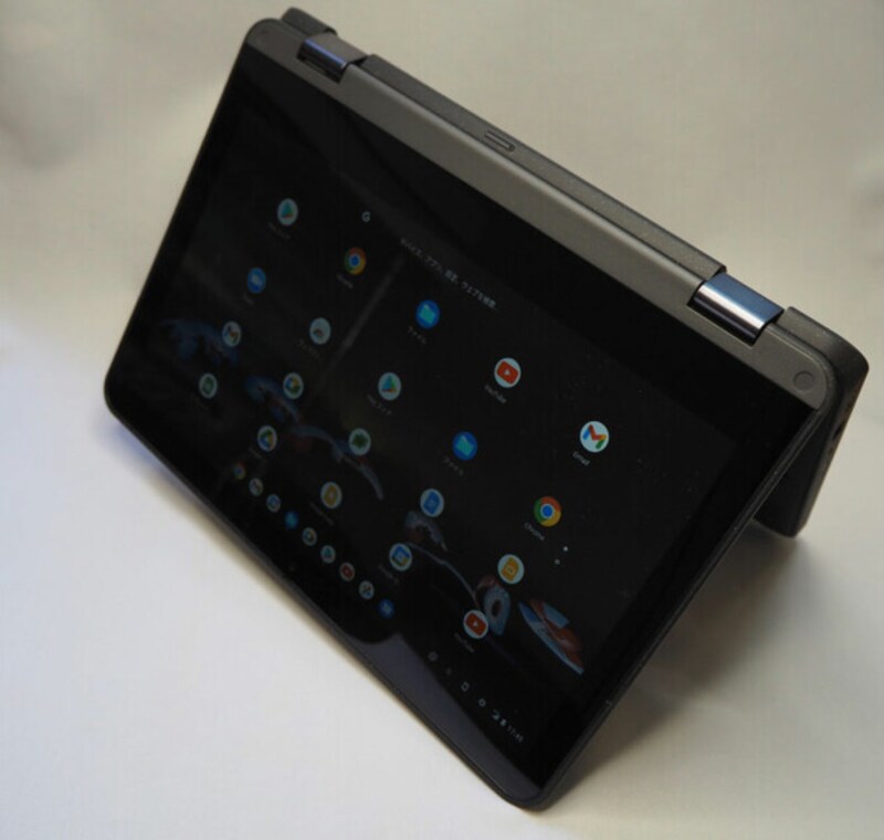 Lenovo 300e Chroomebook Gen 3は360度回転するヒンジを備えており、回転させてタブレットのように使うことも可能だ