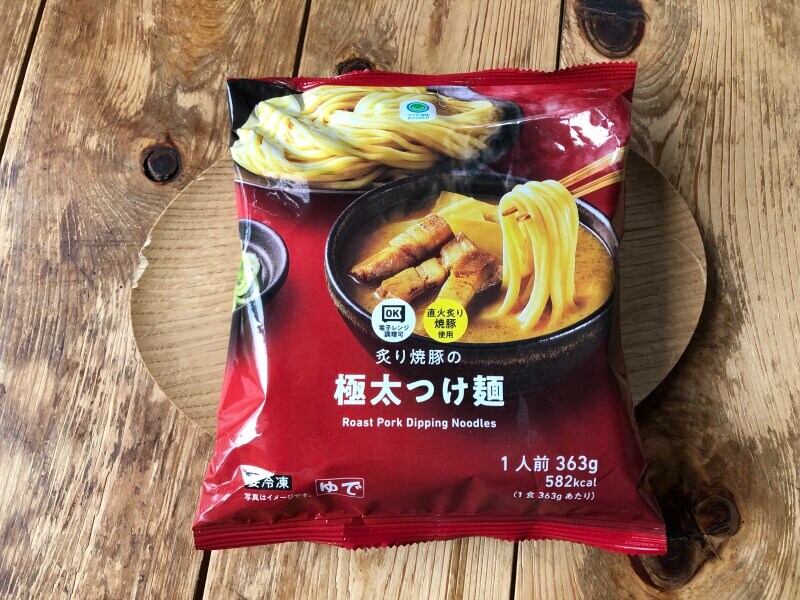ファミリーマートの「炙り焼豚の極太つけ麺」