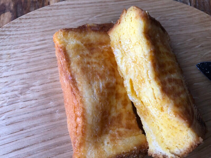 ファミマの「しみふわっ フレンチトースト」にはお好みでメープル入りシロップをかけて