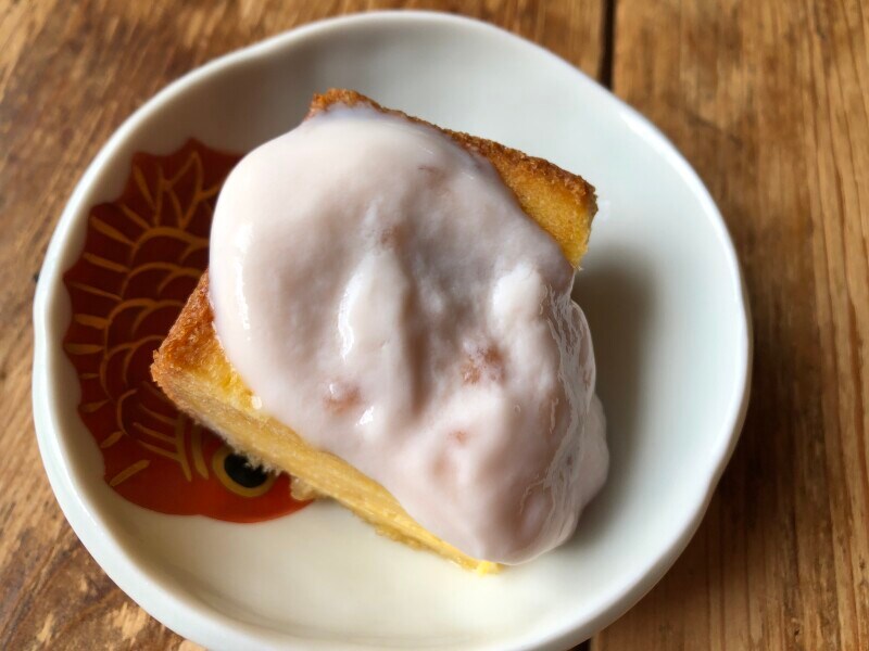 ファミマの「しみふわっ フレンチトースト」のヨーグルトかけ