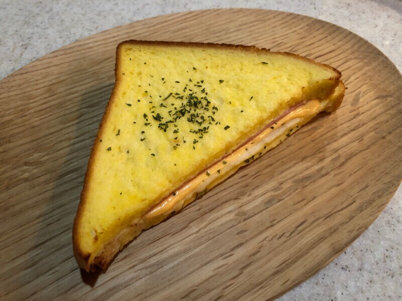 「フレンチトーストサンド（ハム&チーズ）」は甘さはない