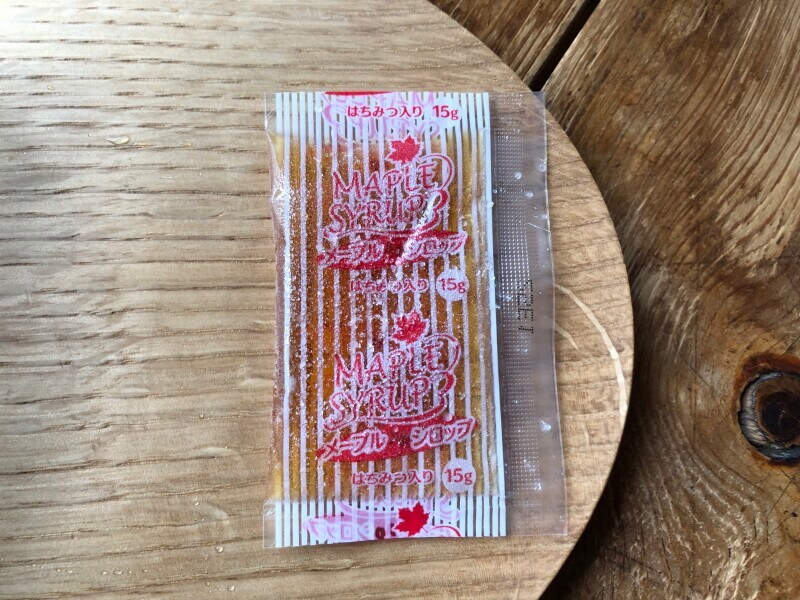 お好みでメープル入りシロップをかけて食べる