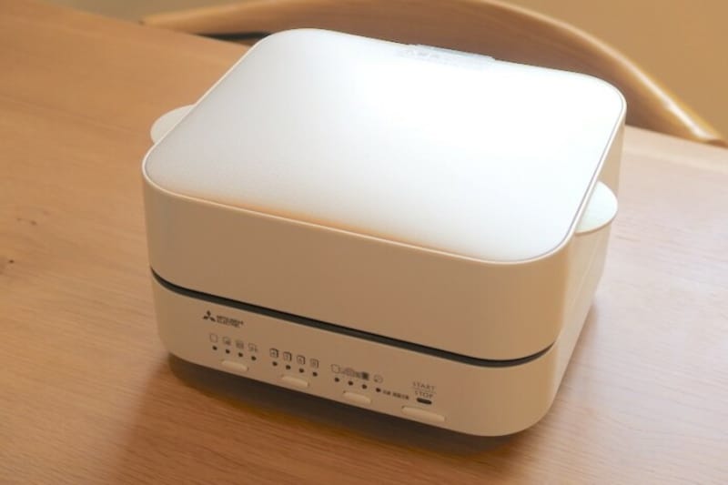 本体サイズは幅270×高さ140×奥行き223mm。消費電力は930Wとなっている