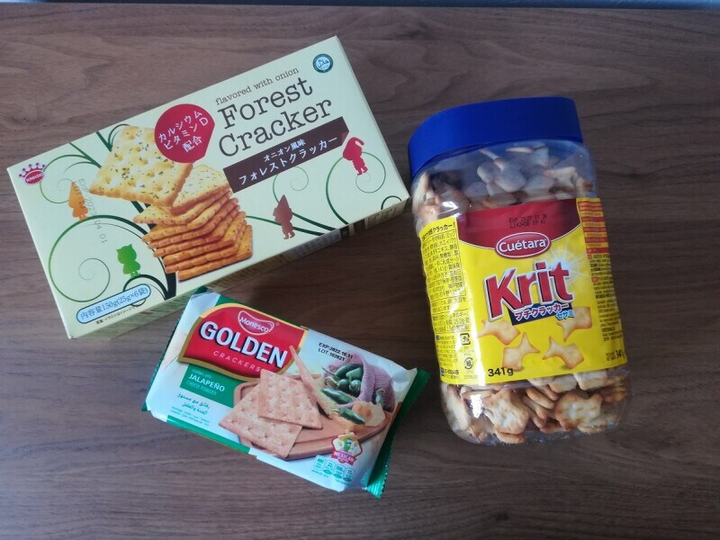 業務スーパーの「プチクラッカー　セサミ」とその他のクラッカー
