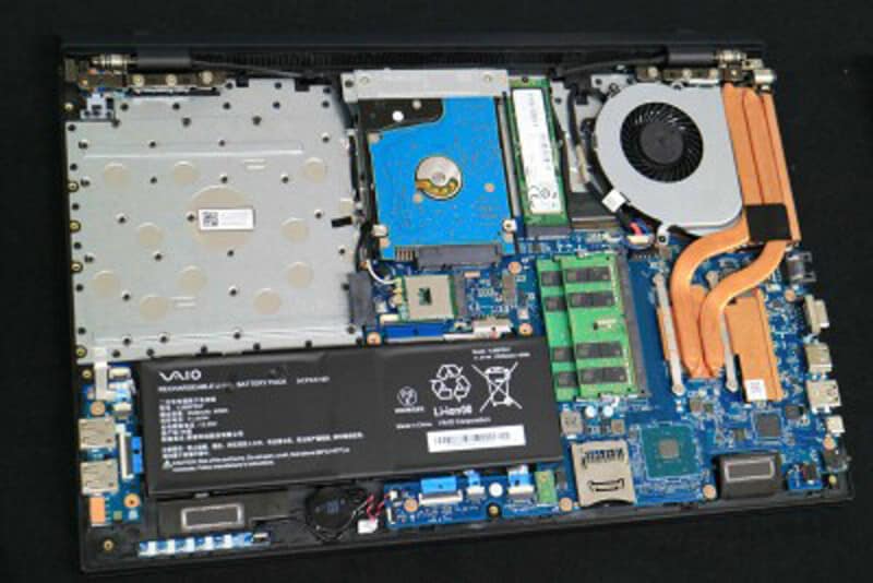 この部品をすべて外さないとキーボード面の修理が出来ない