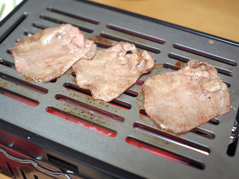「炉ばた焼器 炙りや」にはプレートが付属しないので、専用プレートを購入すれば肉を焼くのに大活躍する