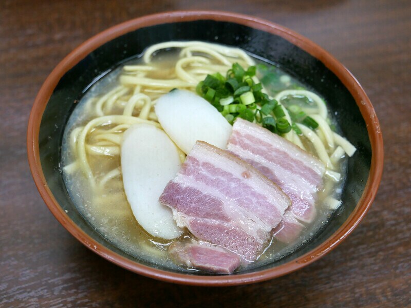 ヤージ小の沖縄そば(税込550円)(2022年4月23日撮影)