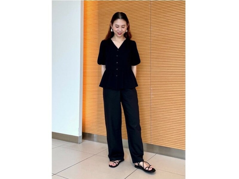 パンツと同系色のブラウスを合わせてスタイリッシュなワントーンコーデ 出典:StyleHint