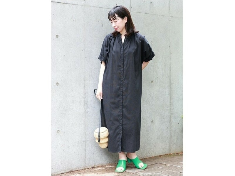 【OKコーデ】女性らしいミュールでビビッドカラーを取り入れて 出典:WEAR