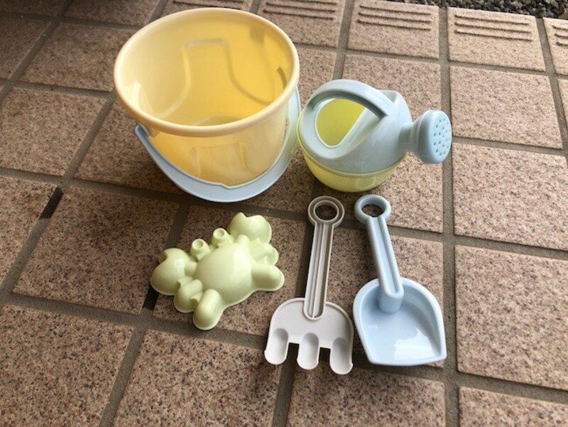 ジョーロ1個、バケツ1個、工具2個、砂型1個の5点セット